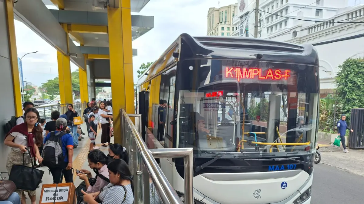 BUS: Warga saat menunggu bus yang menjadi transportasi publik. (Dok: Pemko Medan)