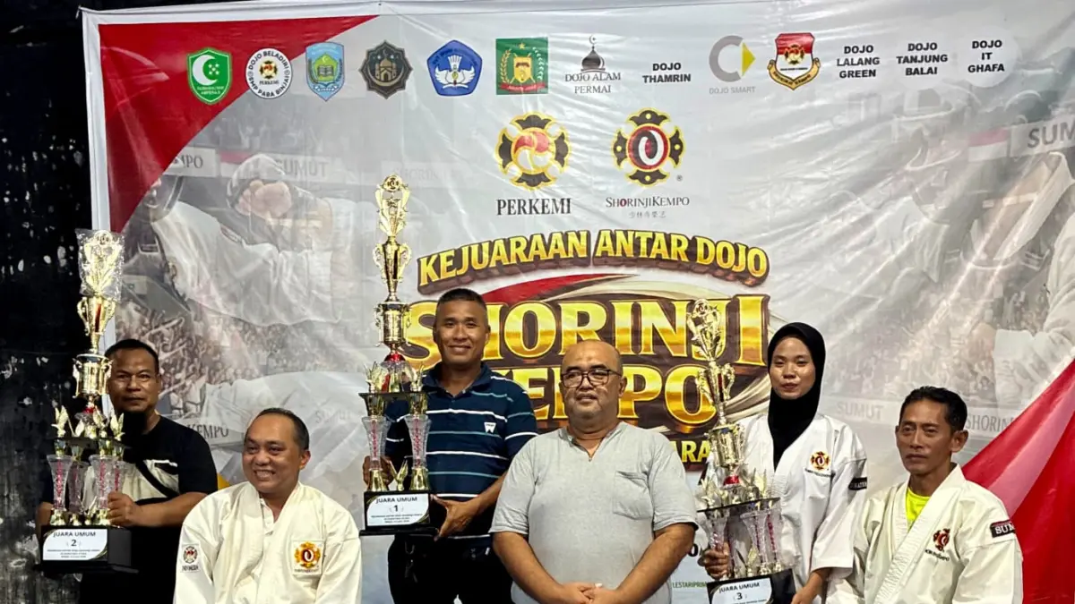 JUARA: Ketua Pengprov Perkemi Sumut Darwin SE bersama perwakilan dojo yang meraih juara umum pada Kejuaraan Kempo Antar Dojo Sumut 2026. (Dok Perkemi)