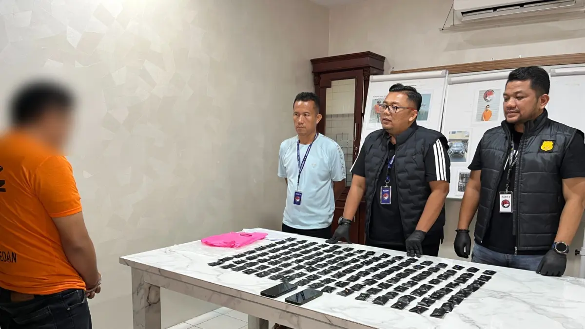 POD GETAR: Polrestabes Medan menunjukkan tersangka beserta barang bukti 128 pod getar berisi narkotika yang diamankan dari sebuah hotel di Medan, Senin (6/7/2026). (Dok: Polrestabes Medan)