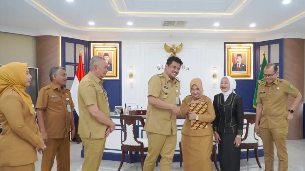 
Tiorita br Surbakti (tiga dari kanan) saat menerima SK penunjukkan sebagai Plt Bupati Langkat. (Diskominfo Langkat/Sumut Pos )