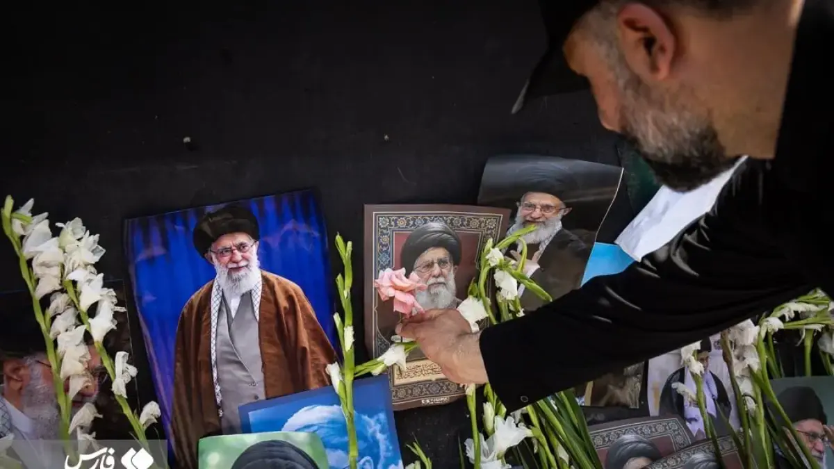 Warga Iran saat memberikan penghormatan terakhir untuk Ayatollah Ali Khamenei. (Dok: X)