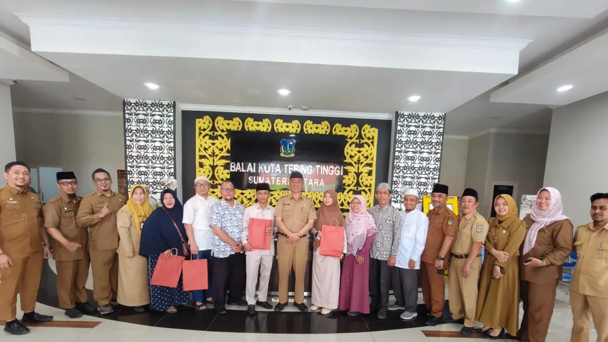 Sekretaris Daerah Kota Tebing Tinggi Erwin Suheri Damanik mewakili Wali Kota Tebing Tinggi, Iman Irdian Saragih,berfoto bersama peserta Seleksi Tilawatil Qur