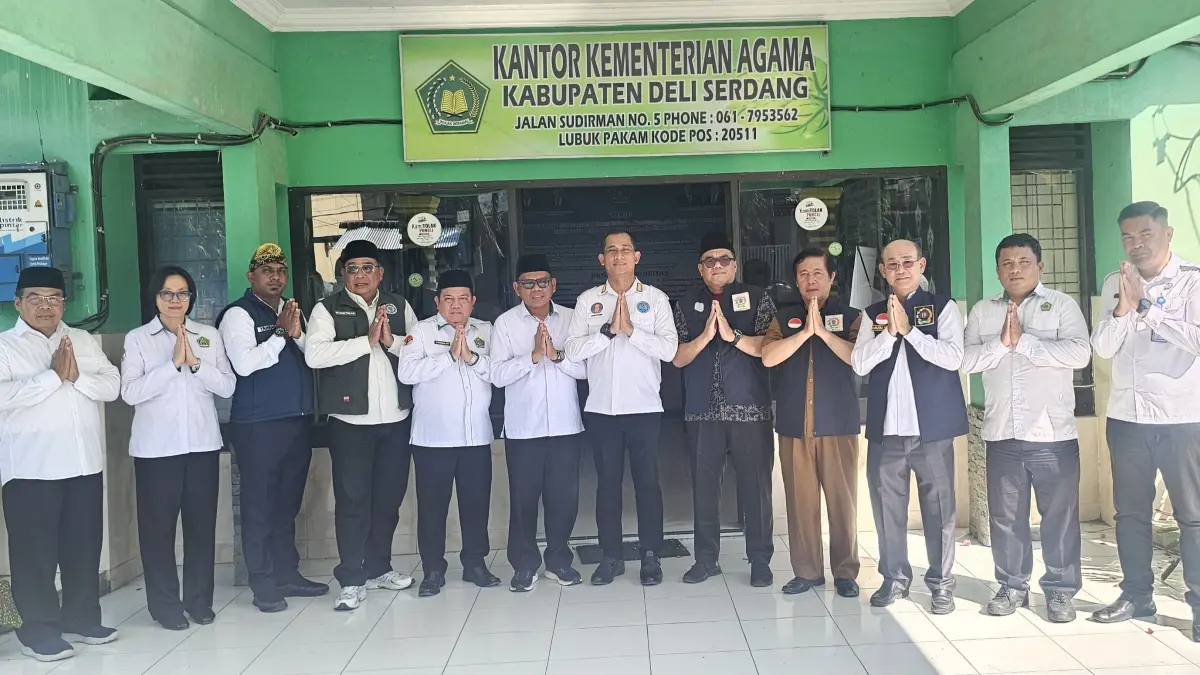 BERSAMA: Kepala BNNK Deliserdang bersama Forkopimda berfoto bersama usai menggerebek lokasi narkoba. (Dok: BNNK Deliserdang)