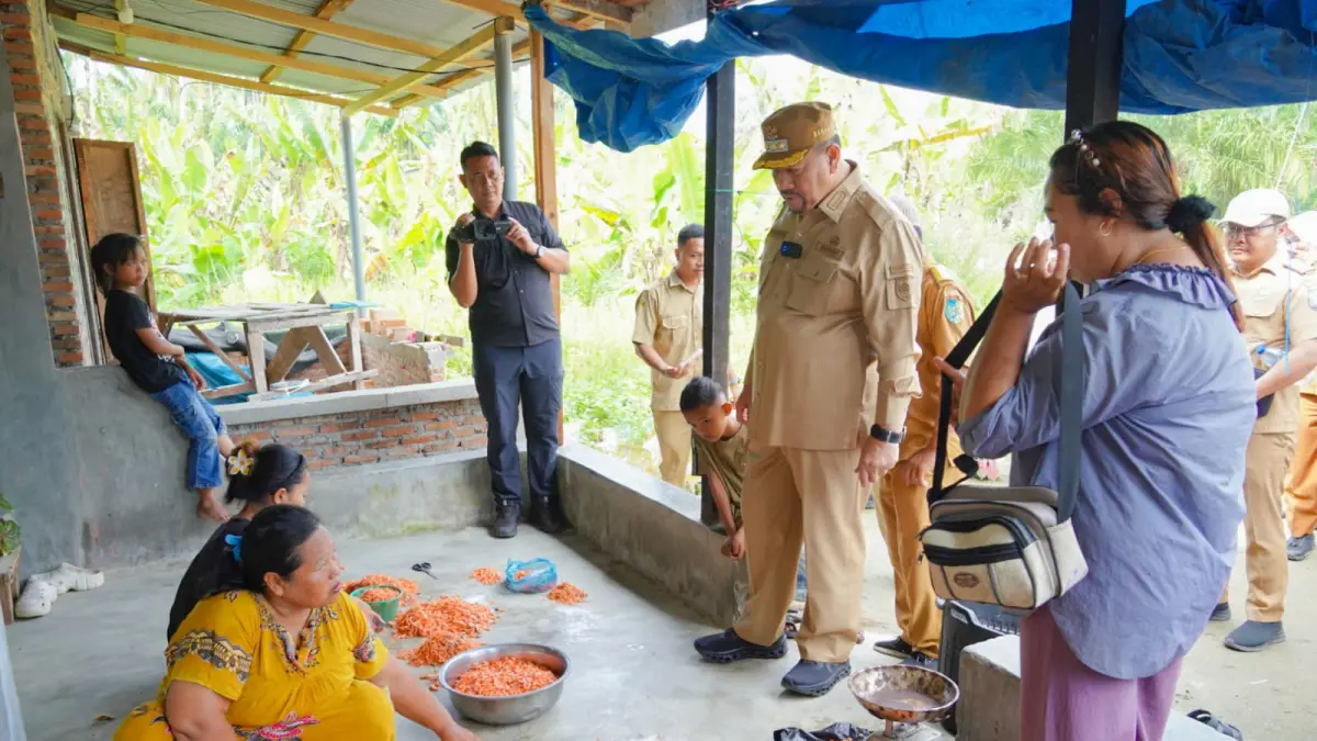 Bupati Batu Bara Dr. H. Baharuddin Siagian, S.H., M.Si., C.L.A, tinjau  pelaksanaan bantuan stimulan pembangunan rumah pascabencana dari  BNPB di Desa Sentang, Kecamatan Nibung Hangus, Selasa (7/7/2026). (Dok Komimfo Batubara/Sumut Pos)