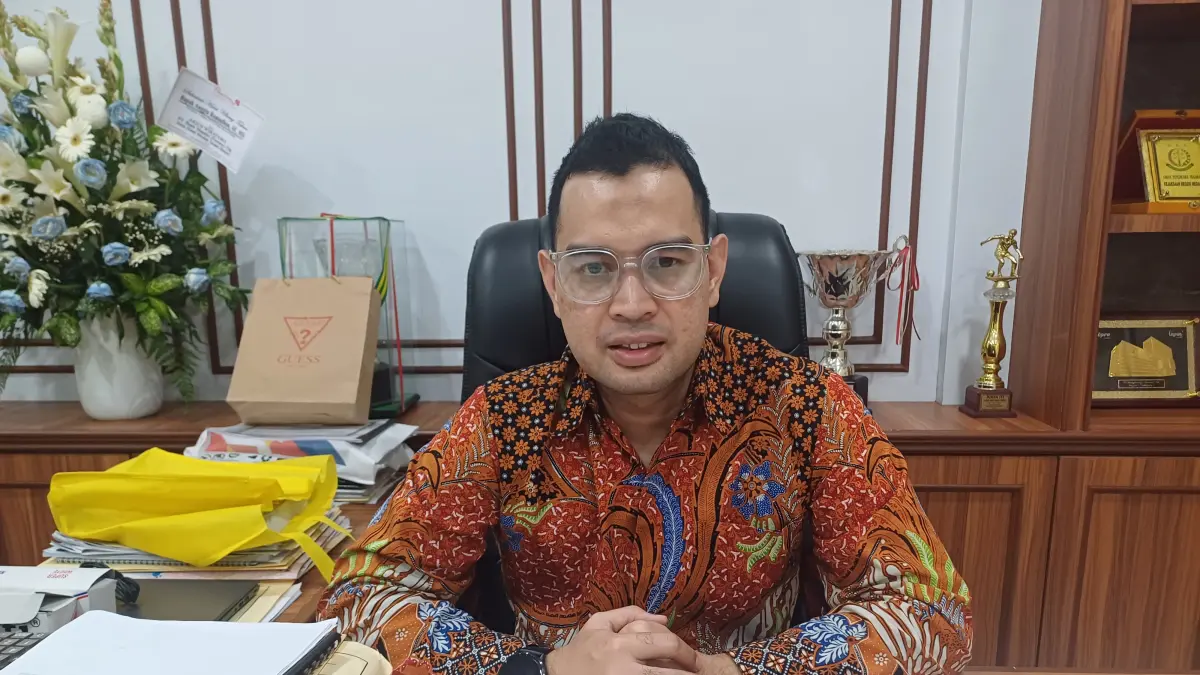 Dirut PUD Pasar Kota Medan, Anggia Ramadhan di ruang kerjanya. (Dok: Markus Pasaribu/Sumut Pos) 