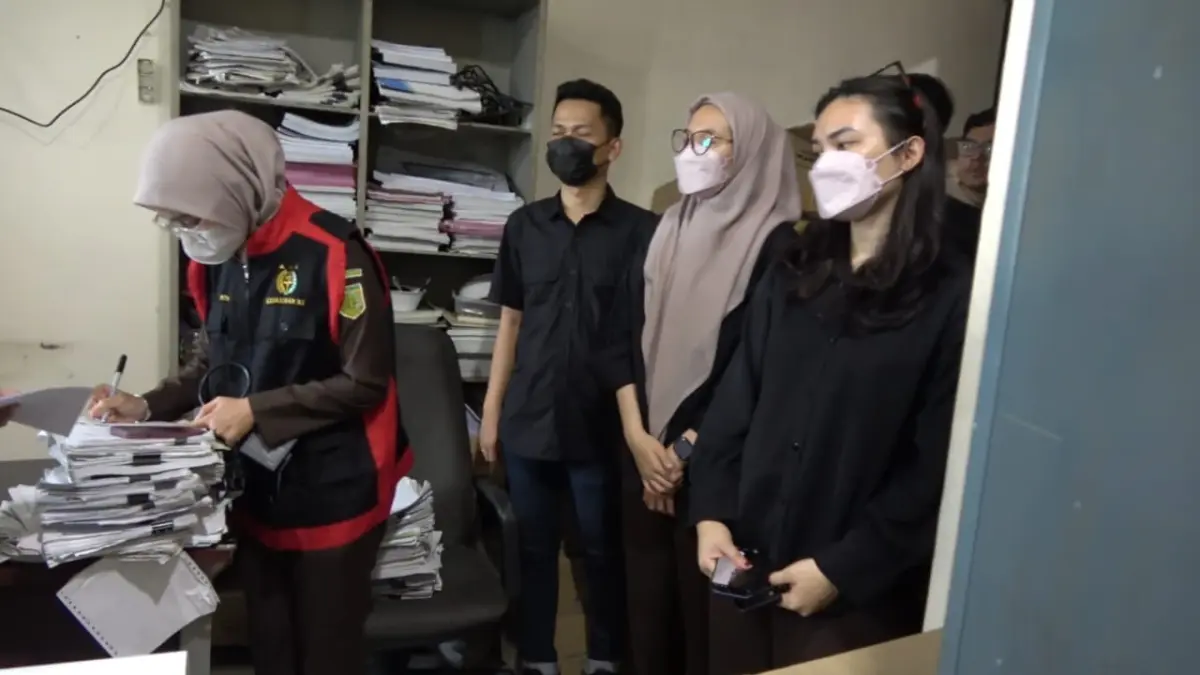 GELEDAH: Tim pidsus Kejari Medan saat melakukan penggeledahan di RSUD Pirngadi, terkait dugaan korupsi dana BLUD tahun 2023-2024. (Dok: Kejari Medan)

