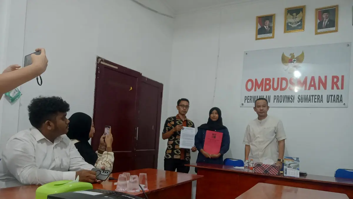 LBH Medan saat melaporkan Bupati Deliserdang Asri Ludin Tambunan ke Ombudsman RI Sumut. (Dok LBH Medan)