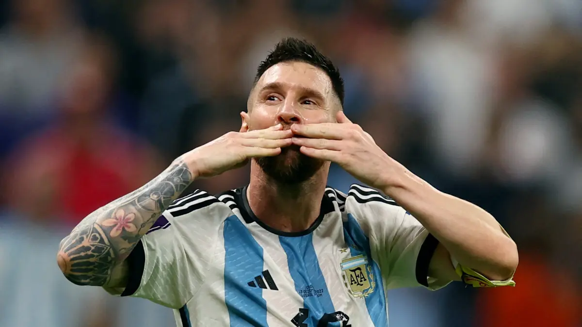 Lionel Messi lakukan  seleberasi.  (REUTERS/Kai Pfaffenbach)