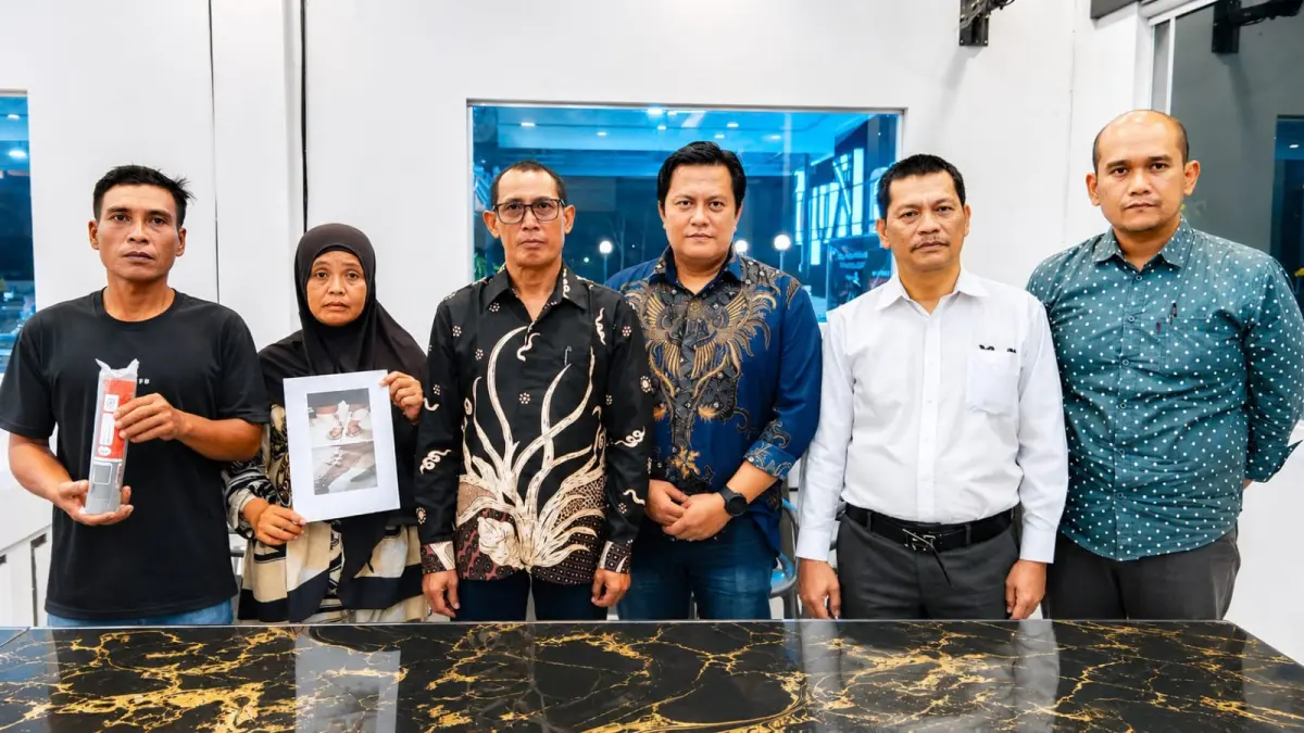 PEN: Fatmawati (kiri) didampingi kuasa hukum dan ahli forensik menunjukkan foto kedua kaki anaknya yang ditembak di pasang pen, Senin (6/7/2026) malam. (Dok: Gusman/Sumut Pos)

