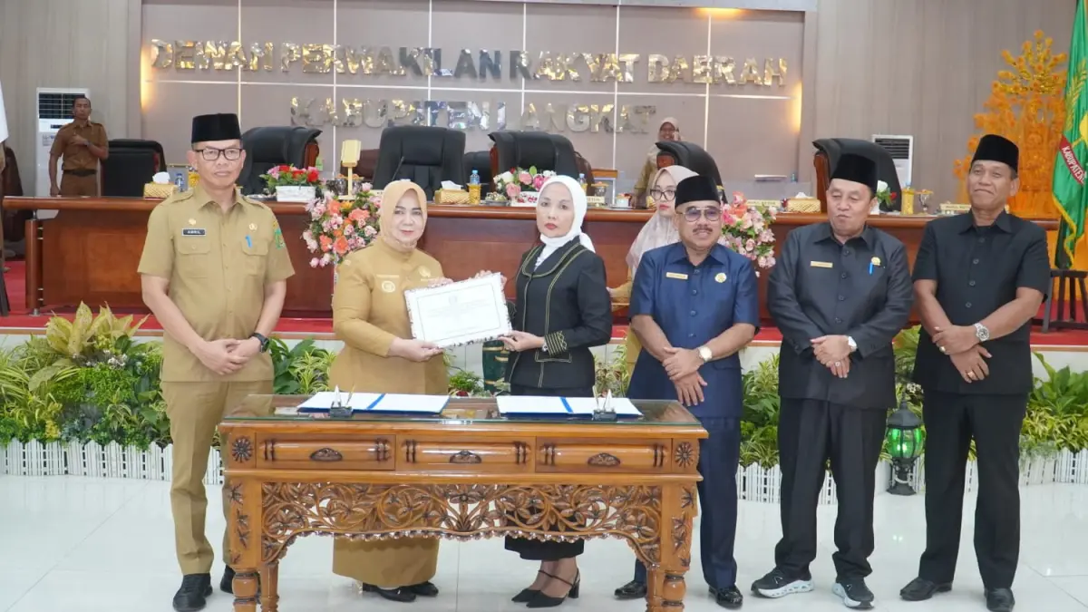 
Plt Bupati Langkat, Tiorita br Surbakti (dua dari kiri) saat menyerahkan Ranperda Pertanggungjawaban Pelaksanaan APBD 2025 dalam rapat paripurna yang dipimpin Ketua DPRD, Sribana Perangin-angin. (Diskominfo Langkat/Sumut Pos)