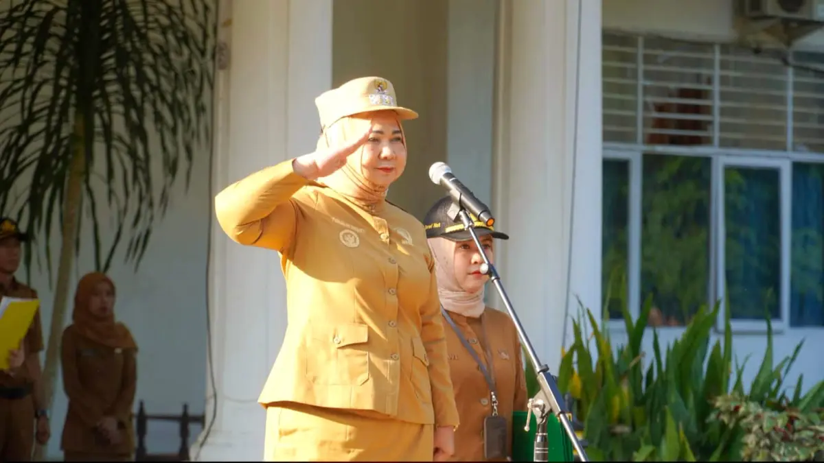 
Plt Bupati Langkat, Tiorita br Surbakti saat memimpin apel. (Diskominfo Langkat/Sumut Pos)

