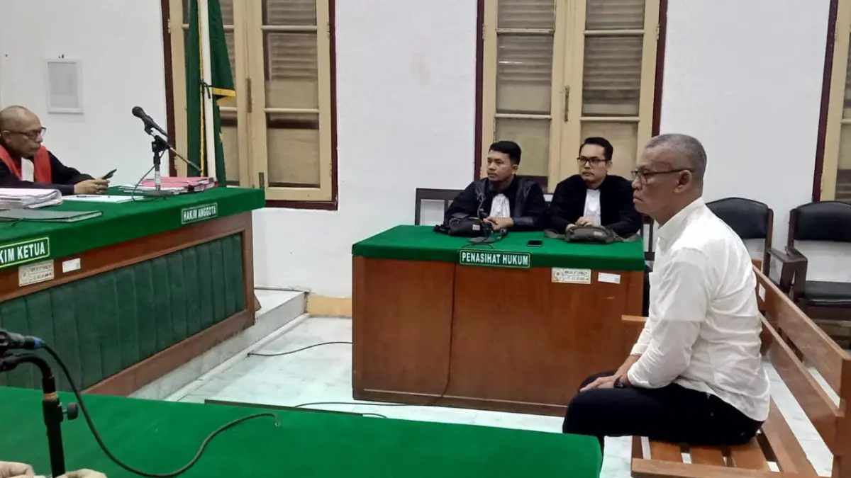 BEBAS: Eslo Simanjuntak terdakwa penguasaan lahan PTPN IV Regionla II Siantar, saat menjalani sidang putusan di Pengadilan Tipikor Medan, Rabu (8/7/2026). (Dok: Gusman/Sumut Pos)

