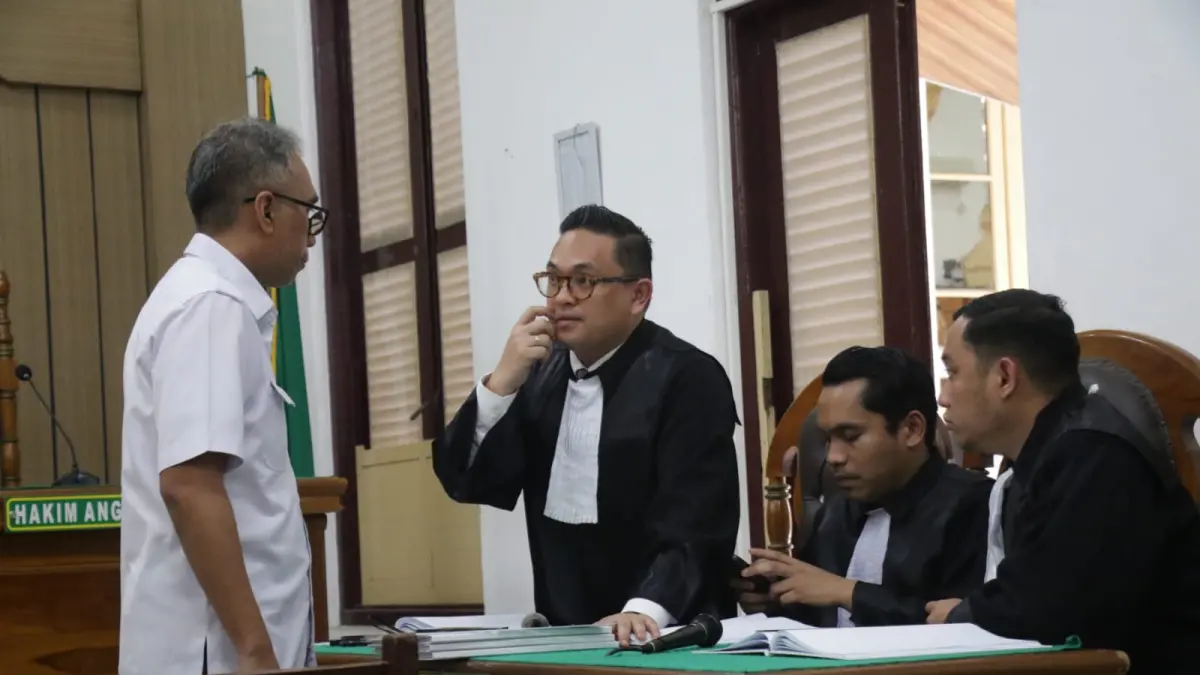 EKSEPSI: Terdakwa Enda Simakasura Ketaren, menghampiri penasehat hukumnya, saat sidang eksepsi kasus waterfront Samosir di Pengadilan Tipikor Medan, Rabu (8/7/2026). (Dok: Gusman/Sumut Pos)
