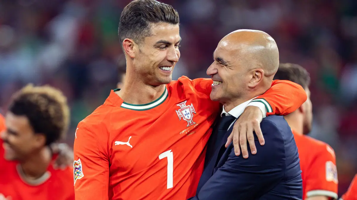 JCristiano Ronaldo (kanan), pemain Portugal, dan Roberto Martinez, pelatih Portugal, terlihat saat upacara penyerahan trofi setelah pertandingan final UEFA Nations League 2025 antara Portugal dan Spanyol di Munich Football Arena.(foto Mikolaj Barbanell / ZUMA Press Wire.)
