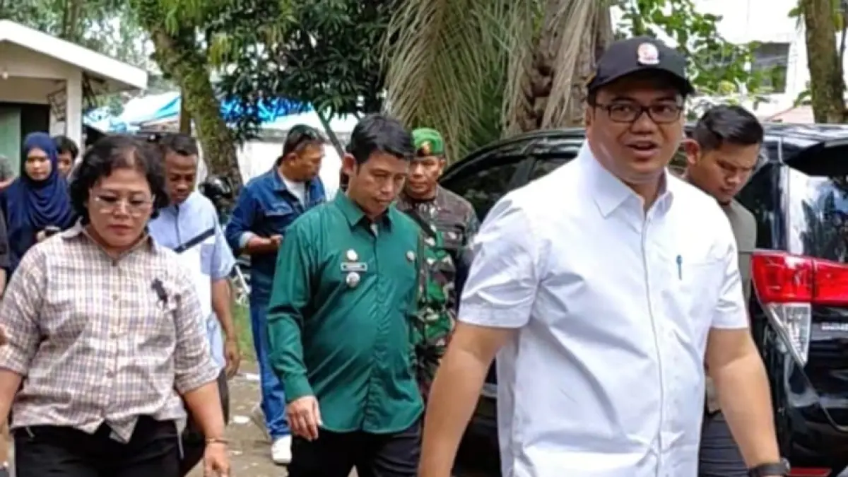 Kadis Kominfostan Sandra Dewi Situmorang saat mendampingi Bupati Deliserdang Asri Ludin Tambunan dalam sebuah kegiatan. (Batara/Sumut Pos)