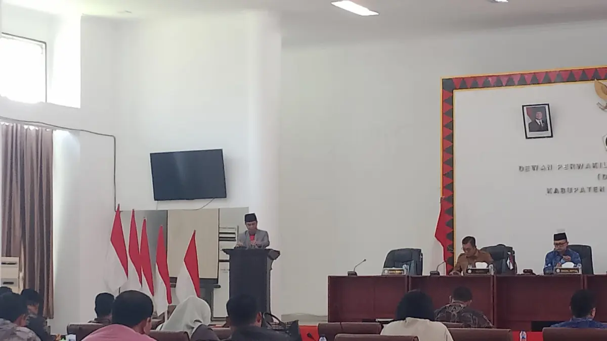 Ketua Fraksi Gerinda DPRD Nisel Yusrisman Laia saat membacakan pandangan fraksi pada paripurna. (Eriusman Duha/Sumut Pos)