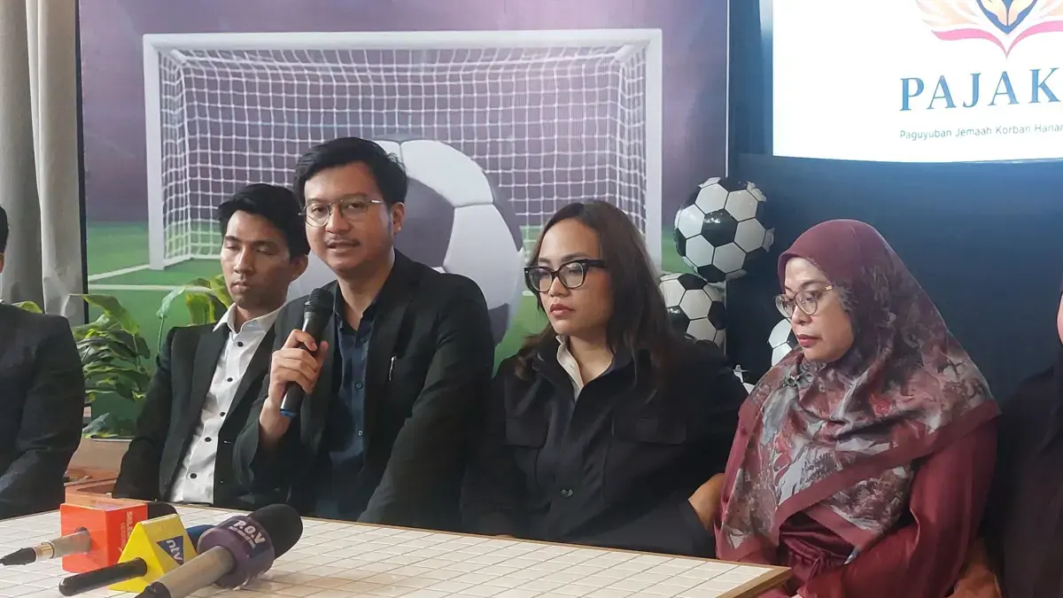 Kuasa hukum Mulyasetya Putra, bersama korban Hanania Travel. (Ryandi Zahdomo/JawaPos.com)