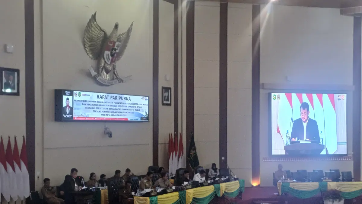 LAPORAN: Wakil Ketua DPRD Kota Medan, Hadi Suhendra membacakan Laporan Hasil Rapat Banggar DPRD Kota Medan dalam Sidang Paripurna DPRD Kota Medan, Selasa (7/7/2026). (Dok: Markus Pasaribu/Sumut Pos) 