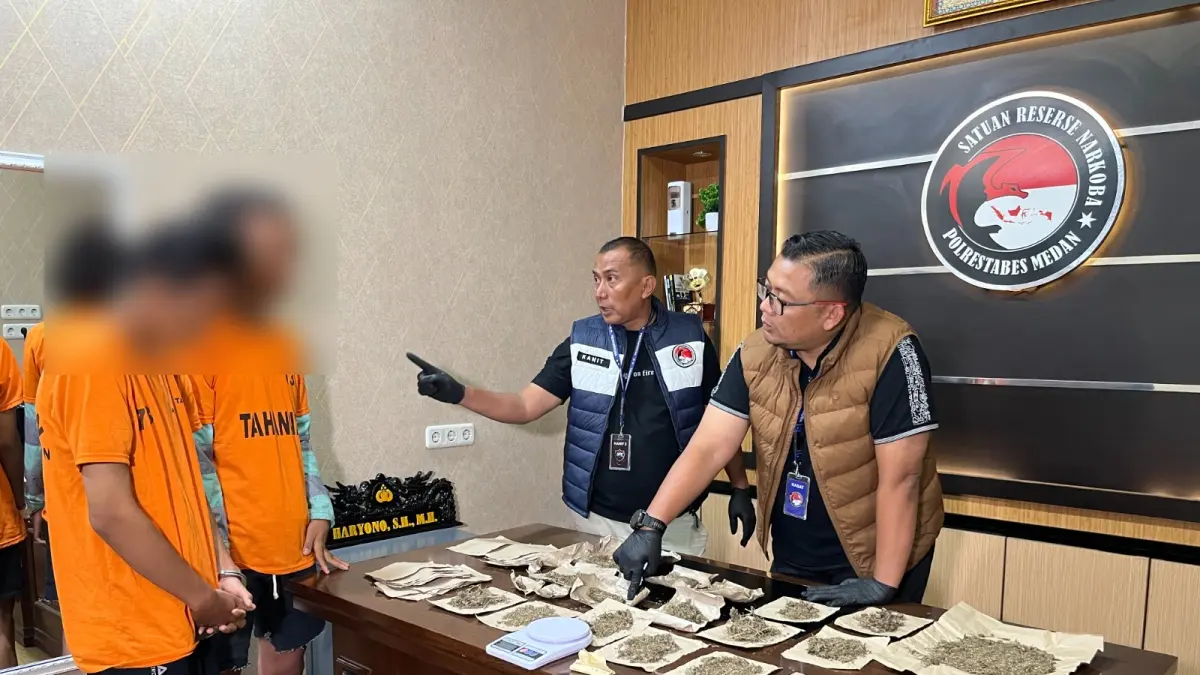 MAHASISWA: Polrestabes Medan memperlihatkan dua mahasiswa yang ditangkap beserta barang bukti ganja seberat 260 gram lebih yang diamankan, Rabu (8/7/2026). (Dok: Polrestabes Medan)