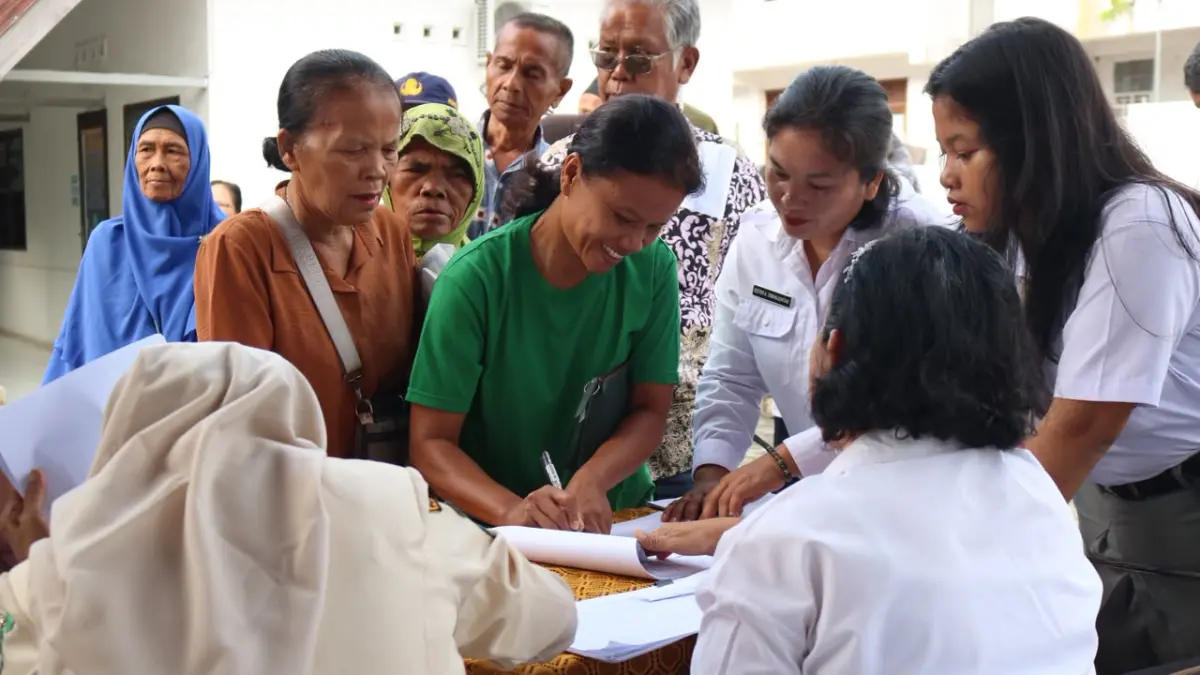 Masyarakat mengisi daftar hadir untuk mengambil Bansos di Dinas Sosial P3A Kota Pematangsiantar. (Pra Evasi/Sumut Pos)