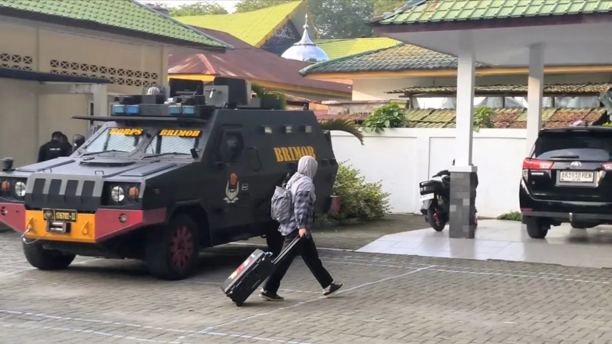 
Penyidik KPK saat membawa koper diduga berisi dokumen usai geledah Kantor Dinas Perkim Langkat di Stabat. (Teddy Akbari/Sumut Pos)