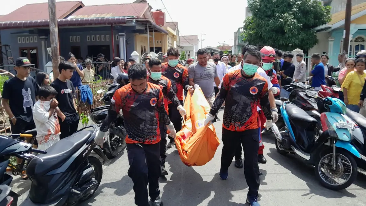 Personel Polres Simalungun mengevakuasi korban dari lokasi kejadian. (Pra Evasi/Sumut Pos)