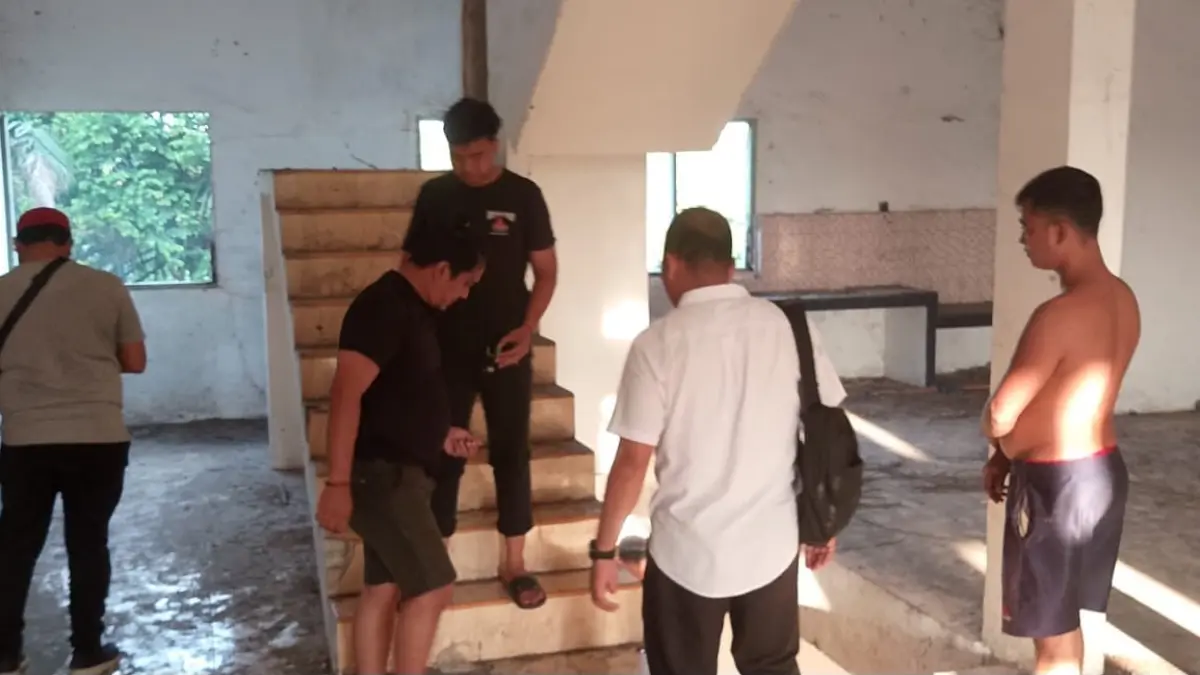 Petugas saat melakukan penggerebekan di lingkungan Kampung Bedagai, Labusel.(Khairuddin/Sumut Pos)