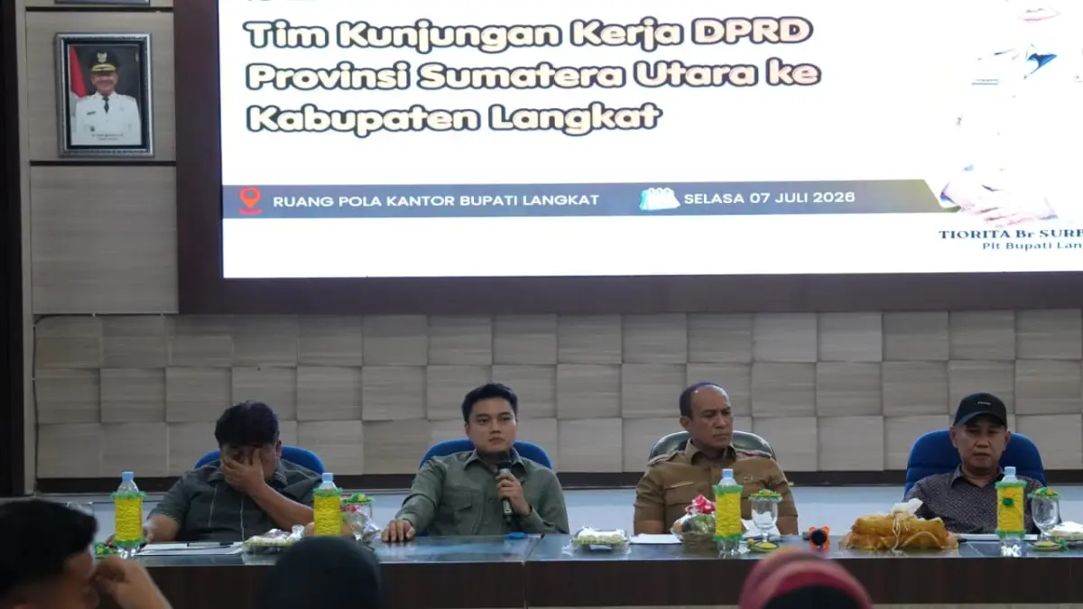 
Pimpinan DPRD Sumut, Ricky Anthony (dua dari kiri) saat melakukan kunjungan kerja ke Kantor Bupati Langkat di Stabat. (Foto dari Tim RA/Sumut Pos)