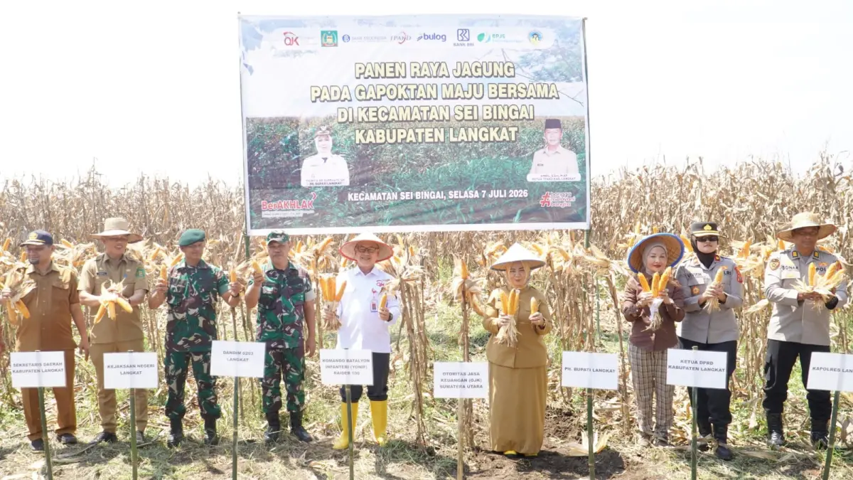 
Plt Bupati Langkat, Tiorita br Surbakti (empat dari kanan) saat panen raya bersama unsur forkopimda di Sei Bingai. (Diskominfo Langkat/Sumut Pos)