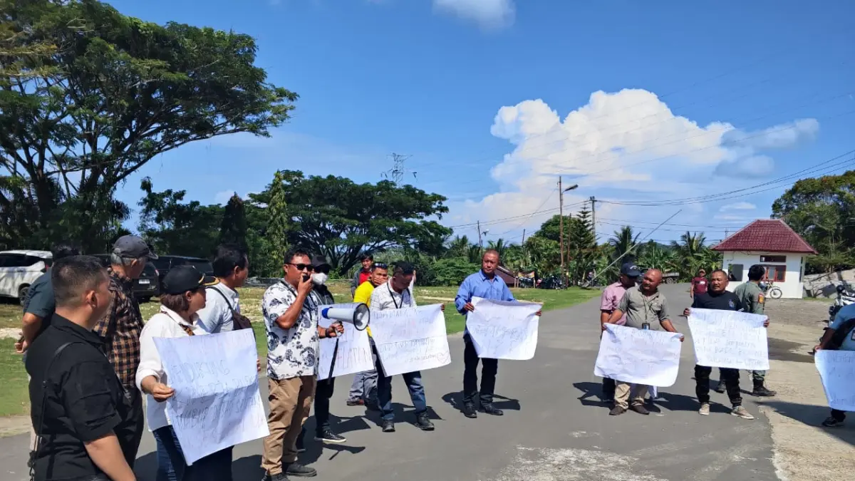 Puluhan Wartawan melakukan aksi damai di kantor Bupati Nias Selatan. ( Eriusman Duha/Sumut Pos)