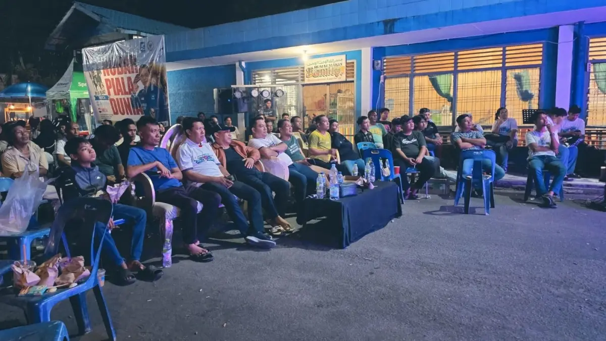 Ratusan Warga Padati Nobar Piala Dunia Bersama Ketua Komisi VI DPR RI Saleh Daulay di Aek Kanopan. Foto (Asri Tarigan/Sumut Pos )