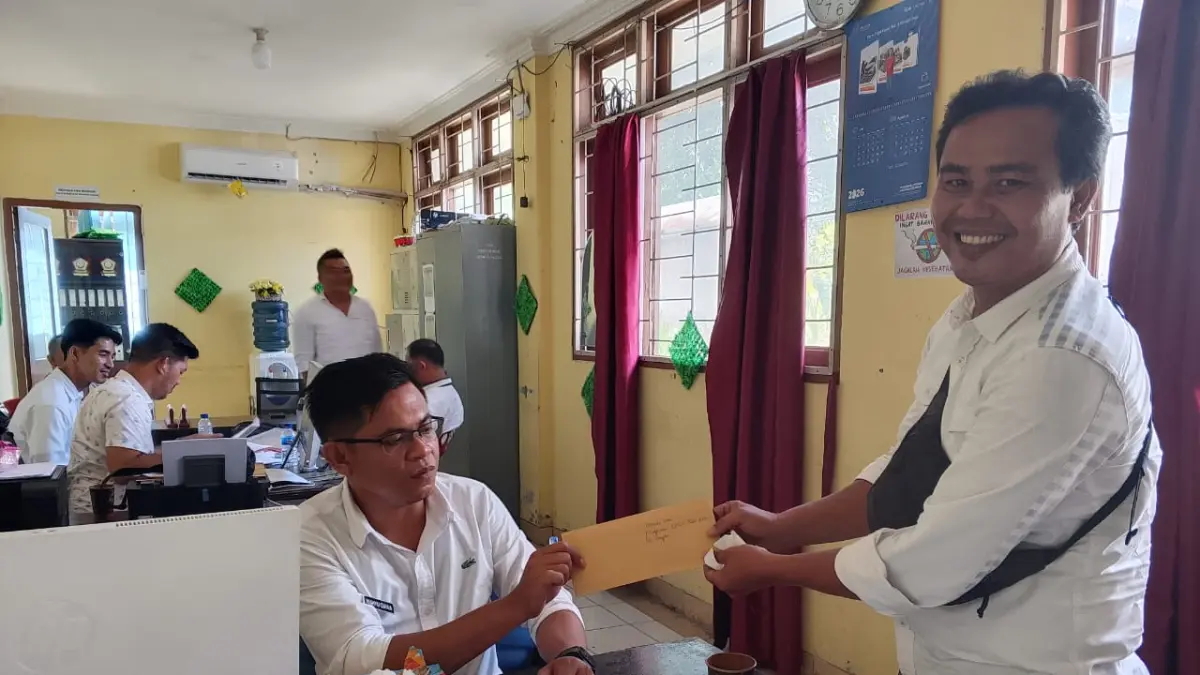 Rumusan Laia menyerahkan laporan ke sekretariat DPRD Nisel, Senin (6/7/2026). ( Eriusman Duha/Sumut Pos)