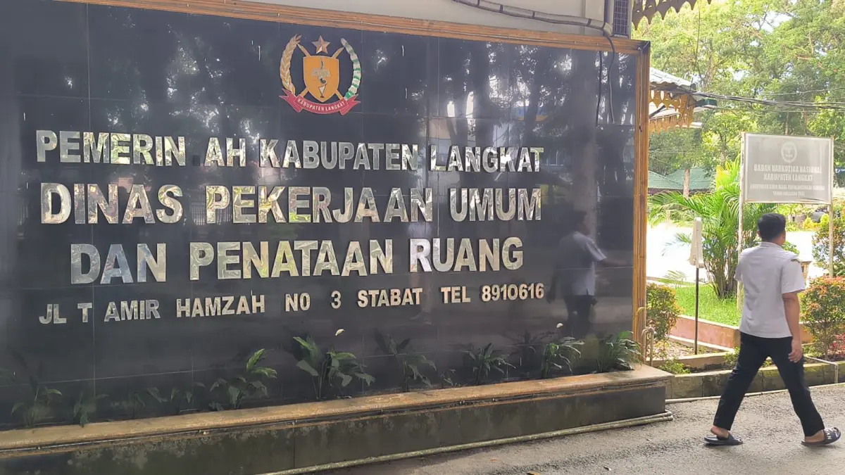 
Seorang pria berjalan di Kantor Dinas PUTR Langkat. (Teddy Akbari/Sumut Pos)