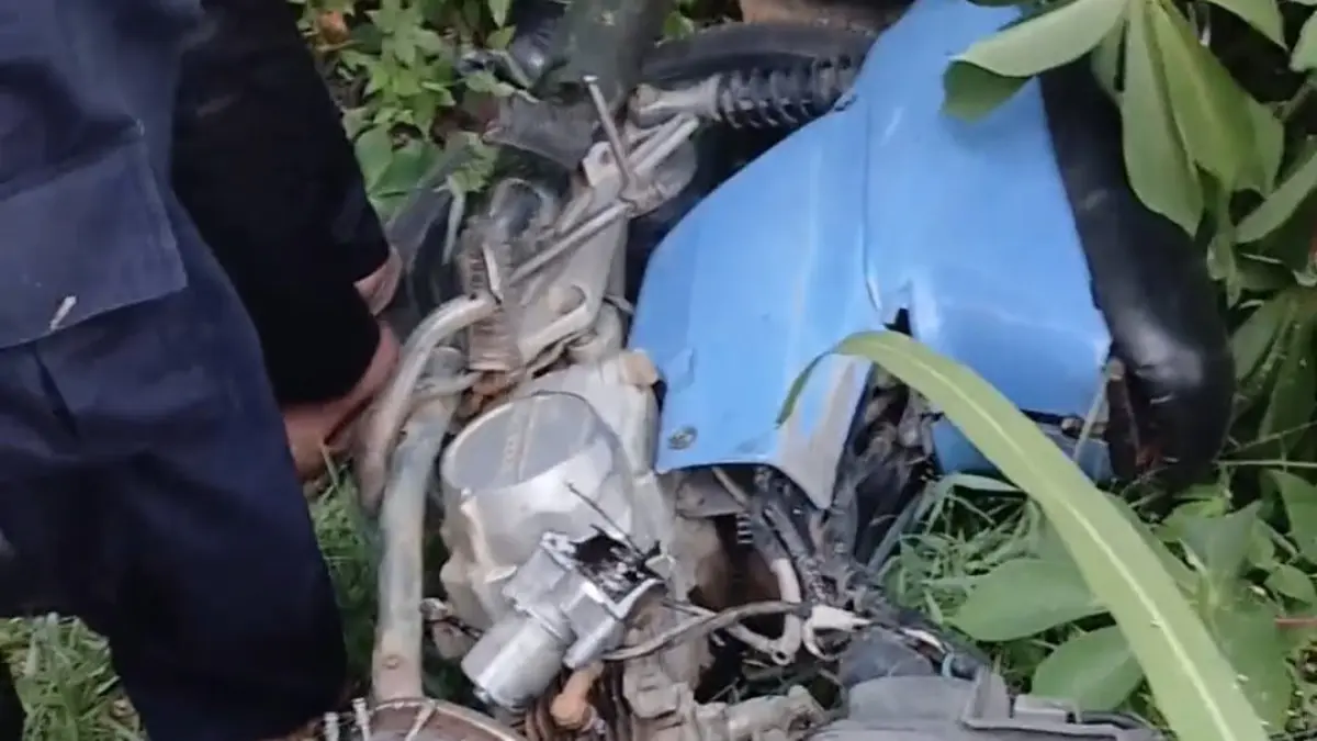 Sepeda motor korban ringsek berat usai tabrakan. (Khairuddin/Sumut Pos)