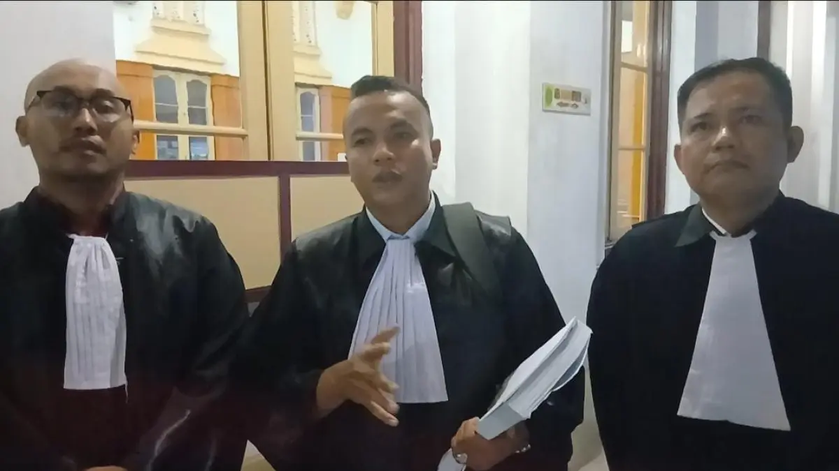 SIDANG: Paulus Peringatan Gulo selaku Tim PH terdakwa Bambang Ghiri Arianto, memberikan keterangan seusai sidang di Pengadilan Tipikor Medan, Selasa (7/7/2026) petang. (Dok: Gusman/Sumut Pos)