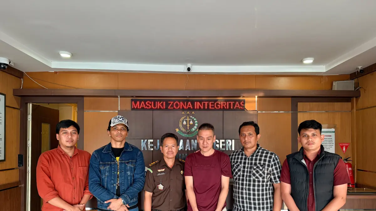 
Terpidana narkoba atas nama Pho Sie Dong (tiga dari kanan) usai dieksekusi dari Binjai Mall. (Foto dari Intelijen Kejari Binjai/Sumut Pos)