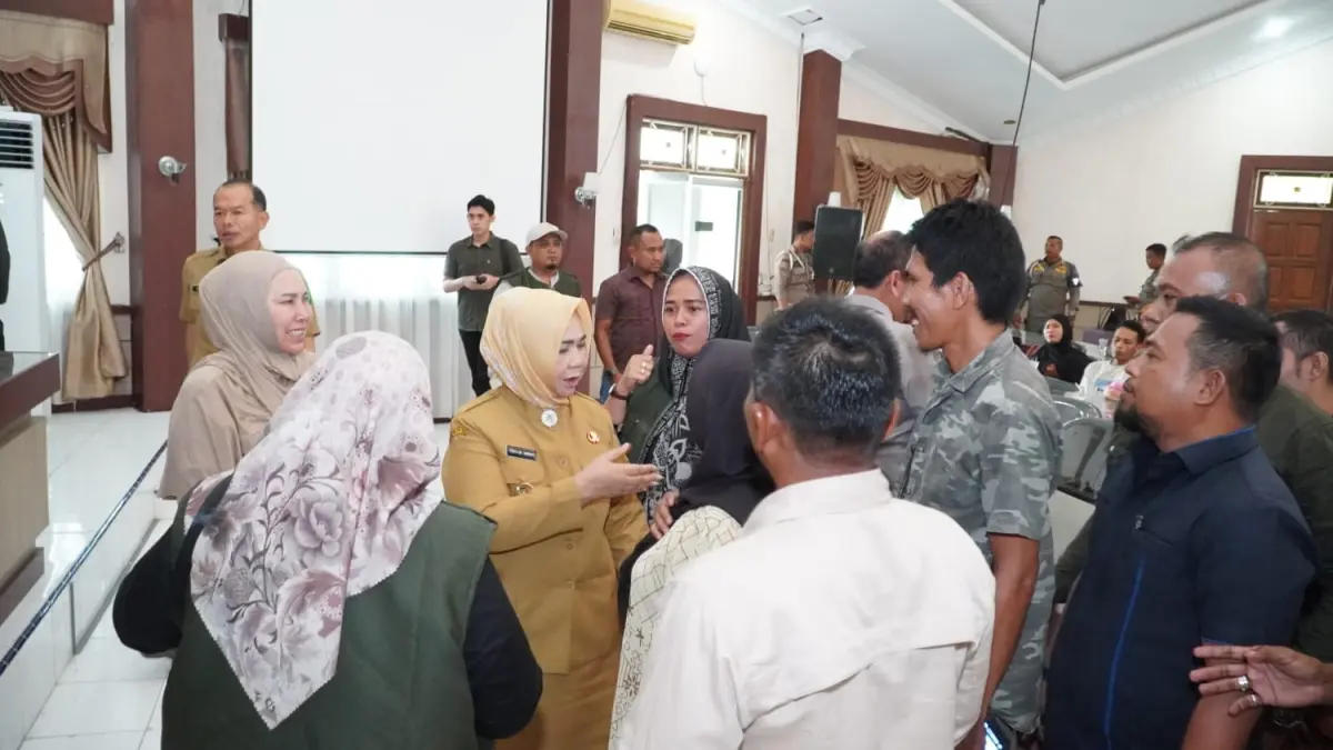 
Wabup Langkat, Tiorita br Surbakti saat berdialog dengan masyarakat korban banjir. (Diskominfo Langkat/Sumut Pos)