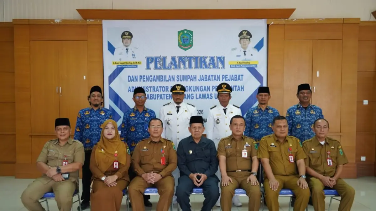  Wakil Bupati Paluta, Basri Harahap  foto bersama  6 Pejabat Administrator yang baru dilantik, Selasa 7 Juli 2026. (Khairuddin/Sumut Pos)