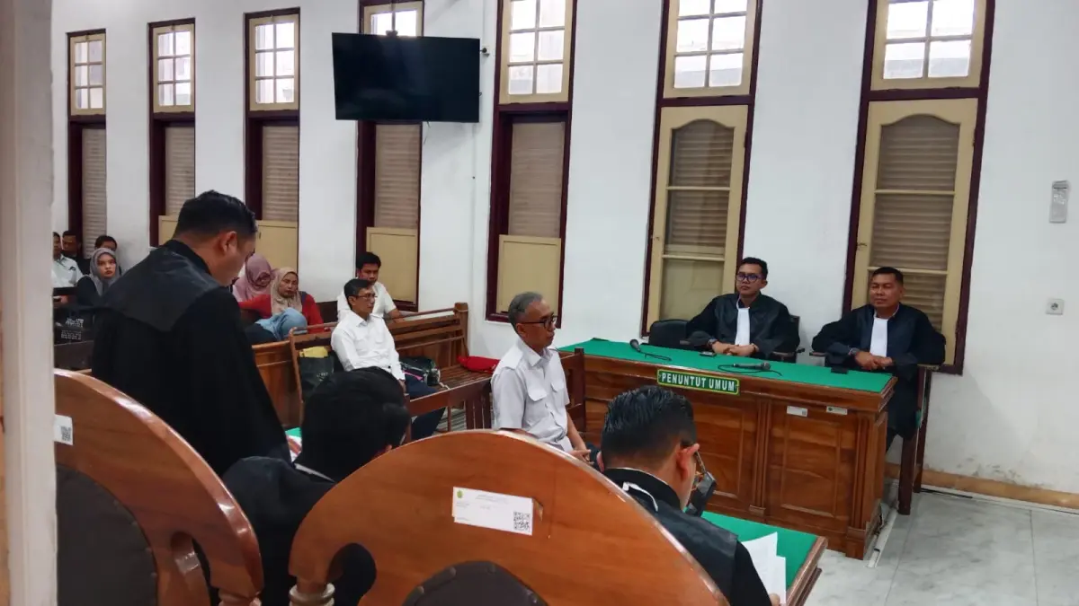 WATERFRONT: Enda Simakasura Ketaren terdakwa dugaan korupsi waterfront city Samosir, menjalani sidang eksepsi di Pengadilan Tipikor Medan, Rabu (8/7/2026). (Dok: Gusman/Sumut Pos)