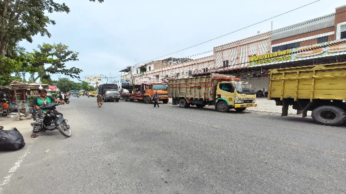 Antrean truk di Jalan Mayjen Sutoyo,kelurahan Rambung Kota Tebingtinggi, Kamis (9/7/2026), dampak kelangkaan solar bersubsidi di sejumlah SPBU. (Azan Purba /Sumut Pos).