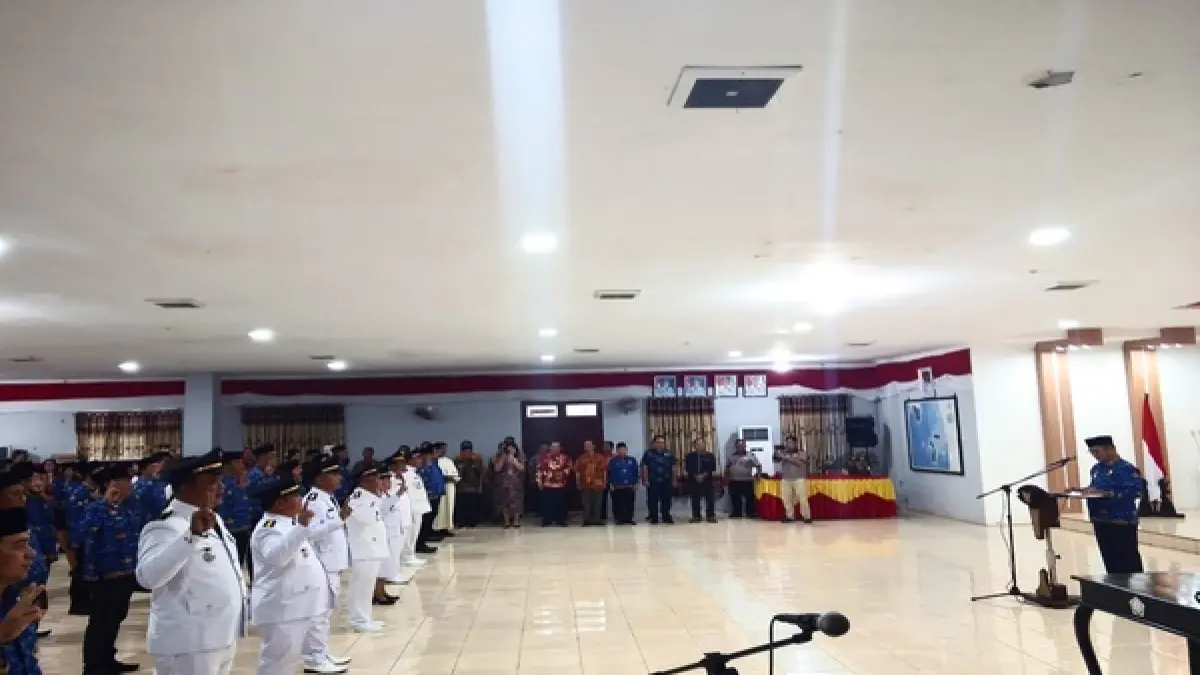 Bupati Nias Selatan, Sokhiatulo Laia pada saat melaksanakan pelantikan Camat dan pejabat administrator. (Eriusman Duha/Sumut Pos)