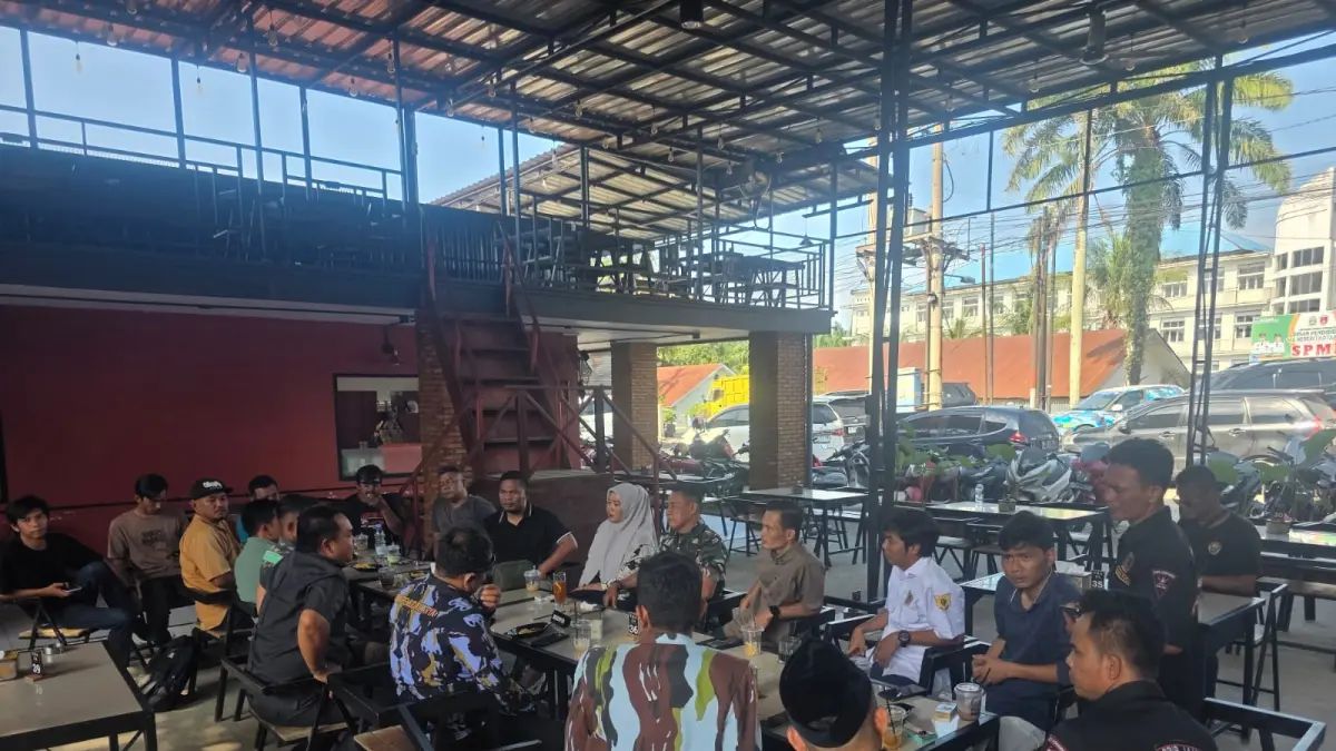 DPD IPK Labuhanbatu Selatan menjalin silaturahmi bersama Wakil Komandan Koramil (Wadanramil) 11/Kotapinang. (Khairuddin/Sumut Pos) 