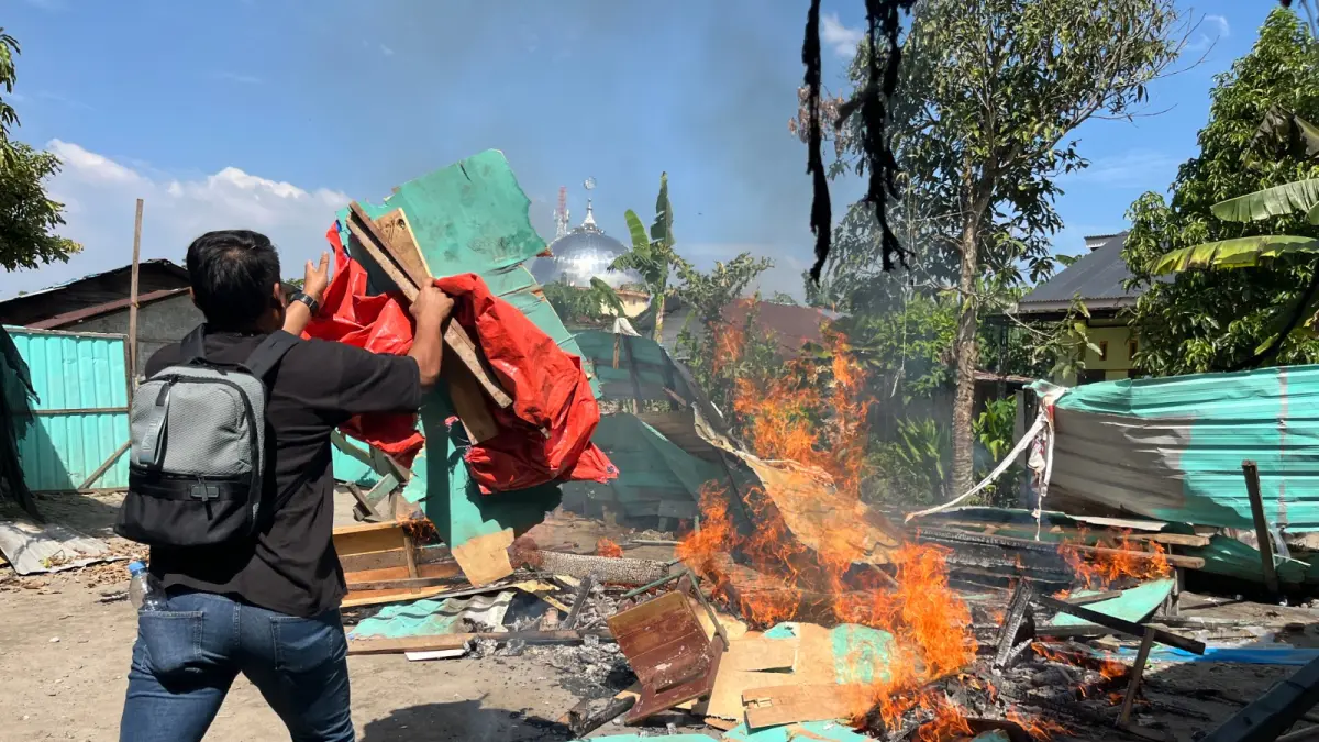 GEREBEK: Petugas menggerebek dan membakar sarang narkoba di kawasan Sei Mencirim, Deliserdang, Kamis (9/7/2026). (Dok: Polrestsbes Medan)