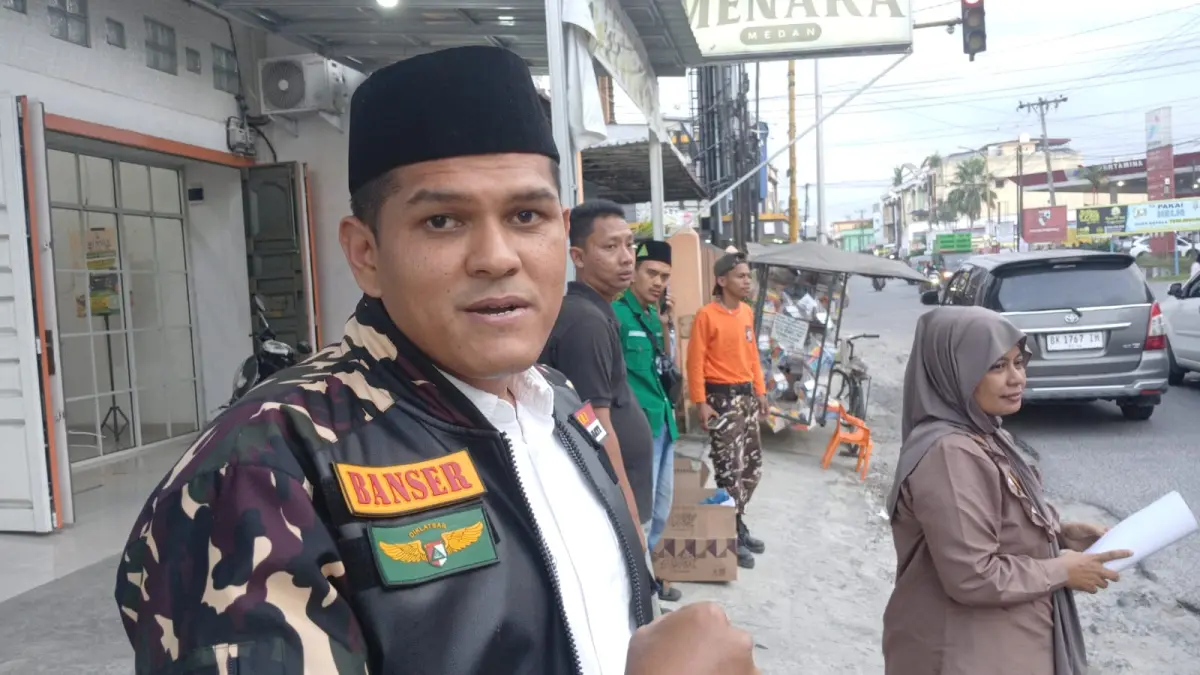 Ketua PC GP Ansor Tebingtinggi, Muhammad Ansari Akbar, saat berinteraksi dengan masyarakat dalam kegiatan sosial. (Azan Purba/ Sumut Pos)