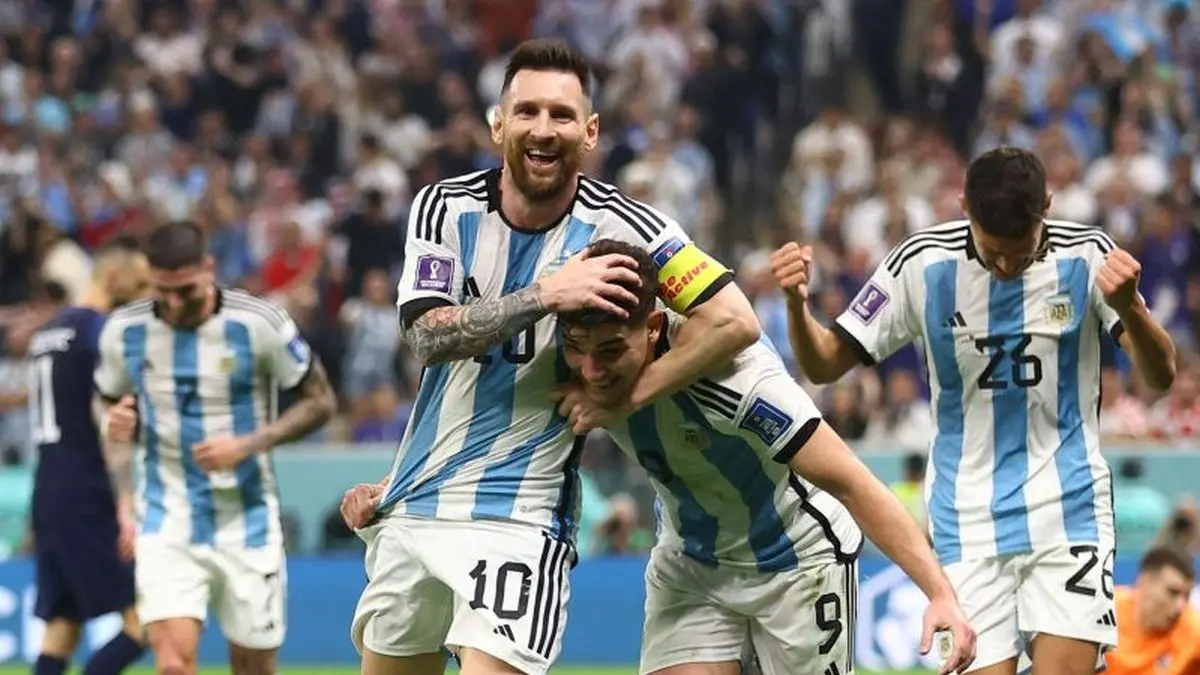 Lionel Messi dan rekan-rekannya merayakan kemenangan setelah Argentina melaju tiket ke perempat final Piala Dunia 2026 usai menyingkirkan Mesir dengan skor 3-2. (okezone)