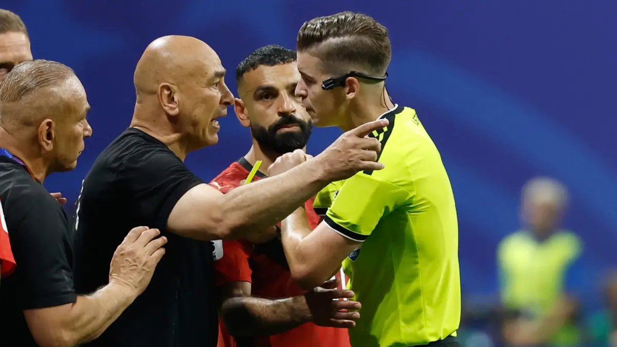 Pelatih Timnas Mesir, Hossam Hassan melakukan protes kepada wasit yang memimpin pertandingan antara Mesir Vs Argentina di babak perdelapan final Piala Dunia 2026.(theghanareport)
