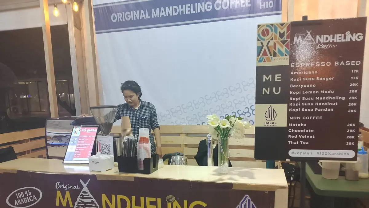 PRSU : Salah satu pedagang UMKM di PRSU mengeluhkan sepinya pembeli. (Dok : Ihsan Syahreza/Sumut Pos)