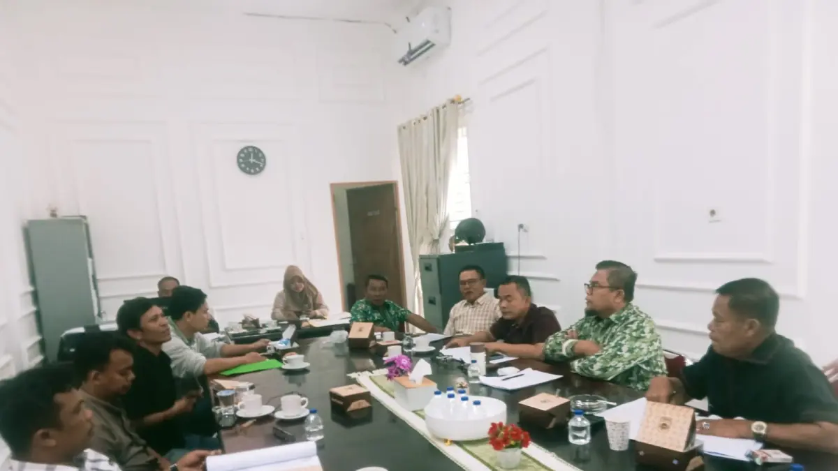 Suasana RDP Komisi I DPRD Sergai bersama ahli waris Haposan Hutagalung terkait dugaan penyerobotan lahan oleh PT DMK. (Fadly/Sumut Pos)