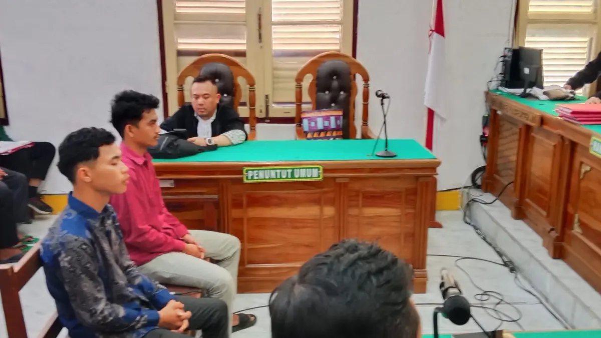 TERDAKWA: Dua terdakwa kasus pertalite 20 liter, menjalani sidang putusan di PN Medan, Kamis (9/7/2026) sore. (Dok: Gusman/Sumut Pos)