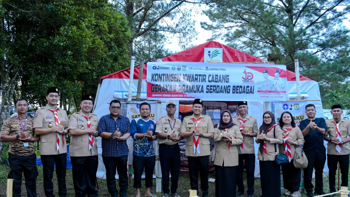 Wakil Bupati Serdang Bedagai (Wabup Sergai) sekaligus Ketua Kwartir Cabang (Kwarcab) Gerakan Pramuka  H. Adlin bersama jajaran pengurus di kegiatan Jambore Sumut XI di Sibolangit. ( Kominfo Sergai/Sumut Pos)